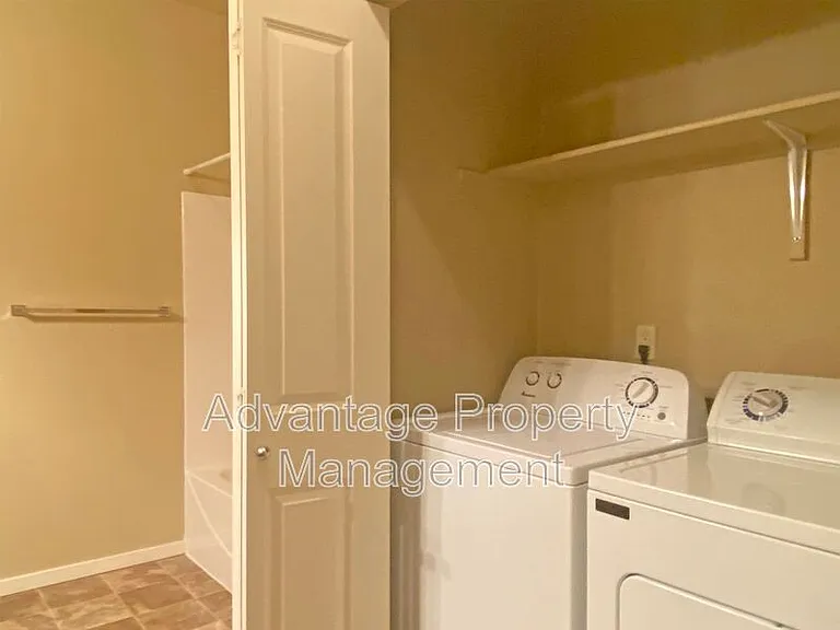 523 Catron St N #9 — Photo 12