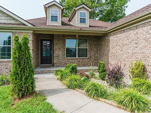 3rd image of 404 Windy Oaks Cir