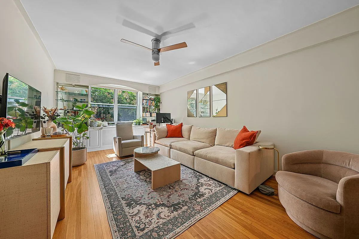 310 W 55th St APT 3C photo 1