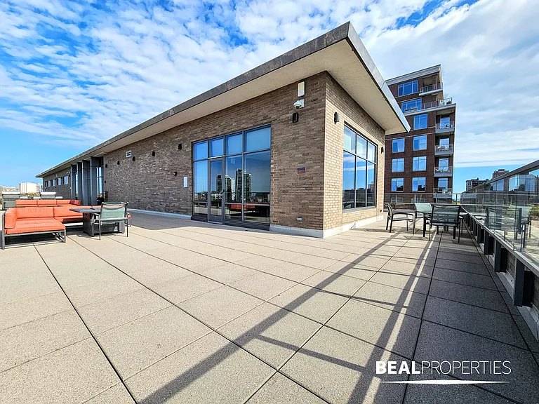 558 W Webster — Photo 10