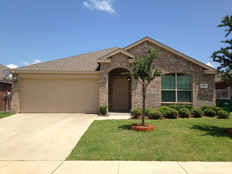 2127 Meadow View Dr — Photo 1