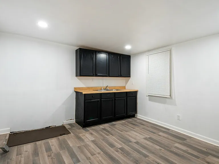 1361 E 45th St #B — Photo 3