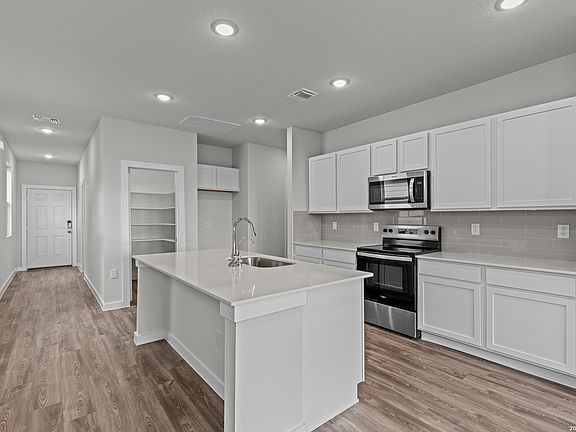 4th image of 5527 Franklin Hills