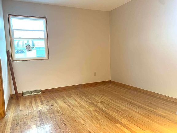5th image of 136 Twombly Ave #1