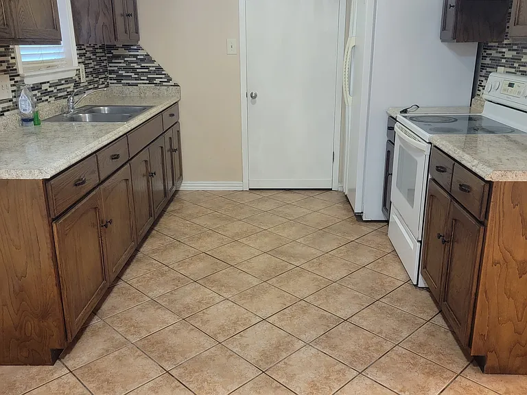 2113 Hawk Ave — Photo 2