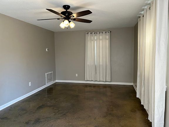 Large LR w/ceiling fan