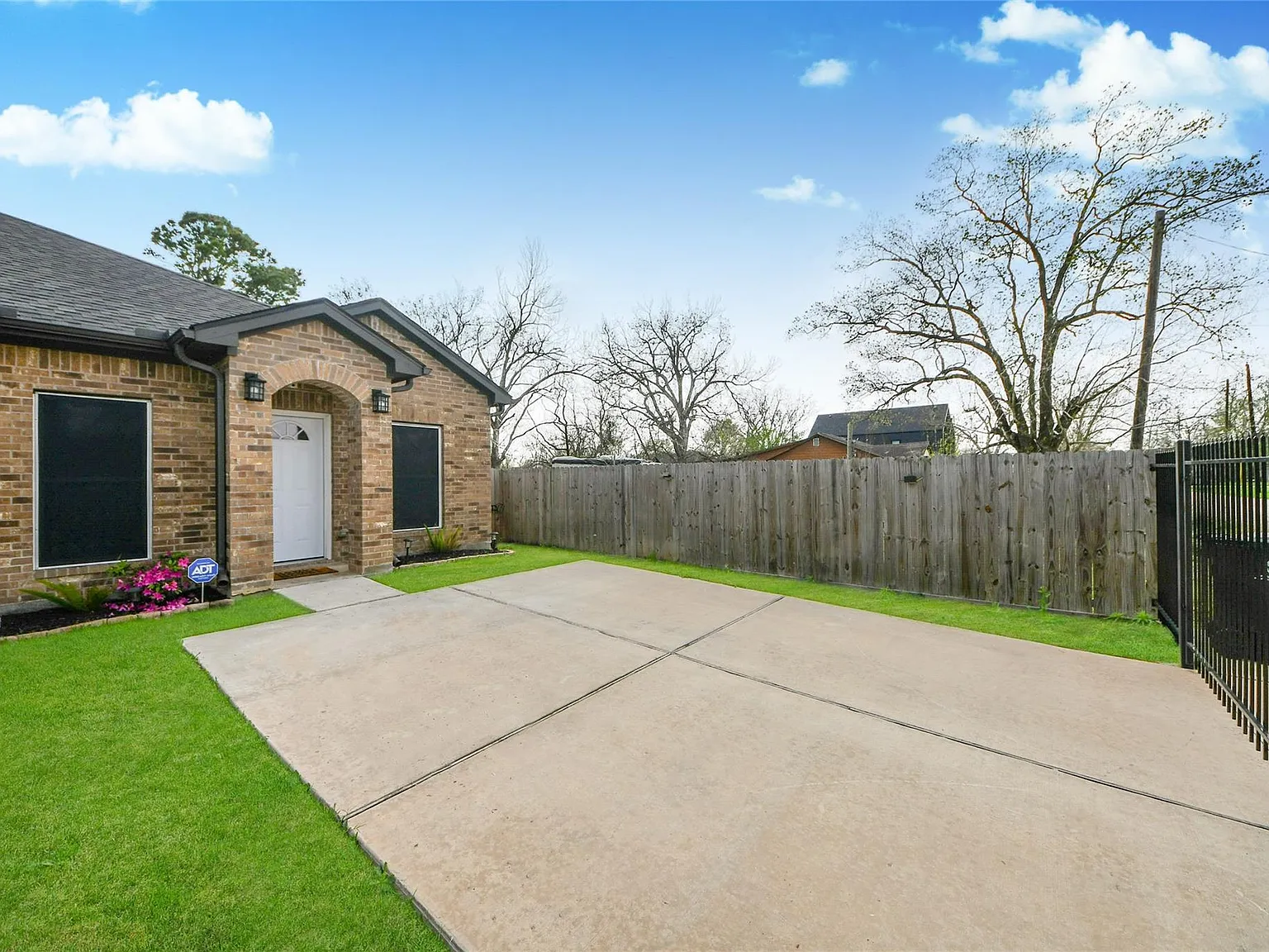 3 bed, 2.0 bath, 2520 sqft, $1,800 — Photo 2