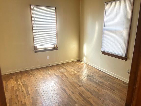 4th image of 401 N Park St