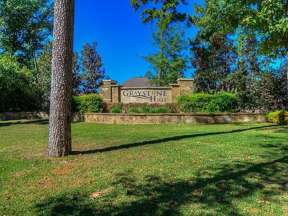SOUGHT AFTER GRAYSTONE HILLS IS CLOSE TO RESTAURANTS, SHOPPING AND FREEWAY