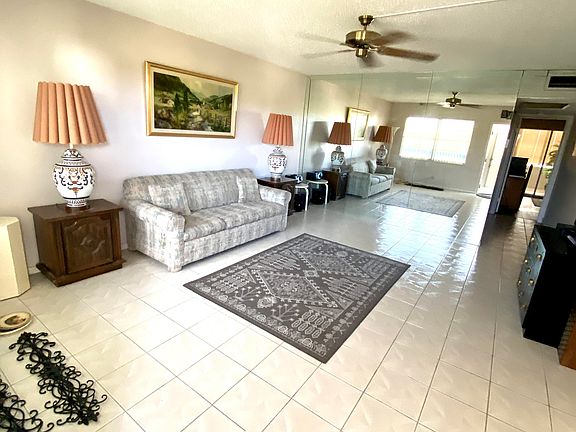 2nd image of 4090 Oakridge Dr #U