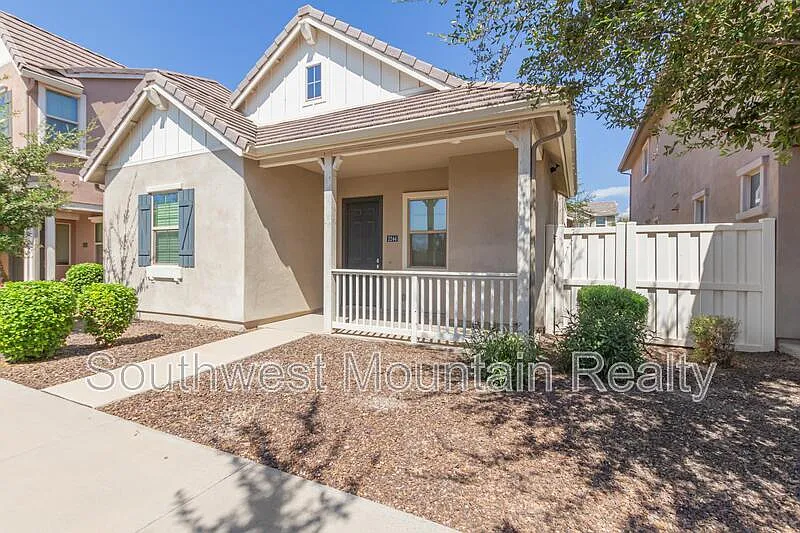 3 bed, 2.0 bath, 1618 sqft, $2,295 — Photo 3