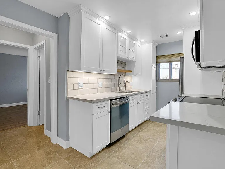 110 E Hillcrest Blvd #216 — Photo 1