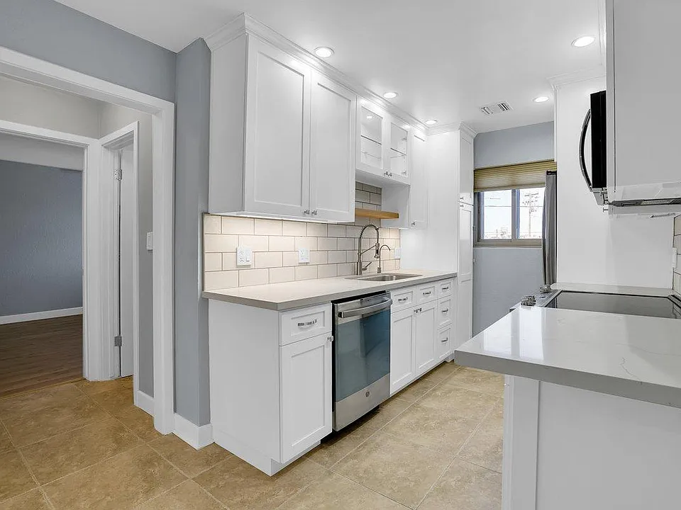 110 E Hillcrest Blvd #216