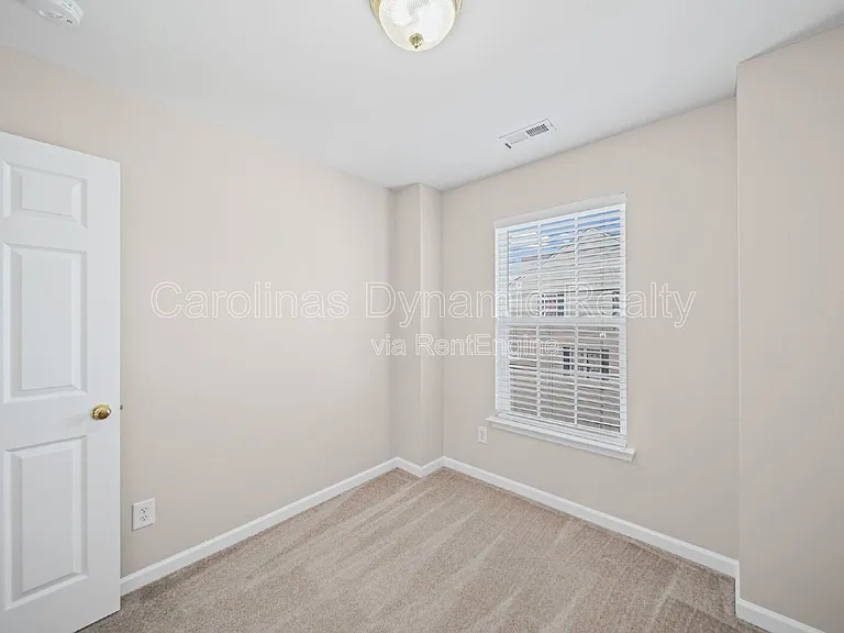 1526 Royal Auburn Ave — Photo 25