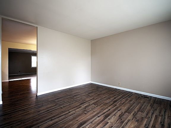 4th image of 968 Mayflower Cir