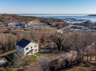 6 Mildred Pl, Hampton Bays, NY 11946