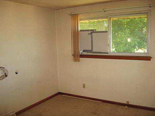 3rd image of 4294 W 180th St