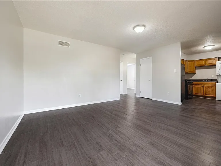 Holmes Pointe Apartments — Photo 22