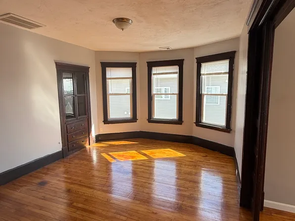 47 Arlington St APT 3, Worcester, MA 01604