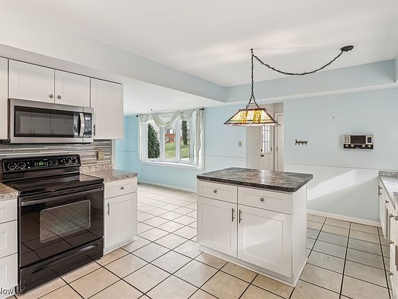 5th image of 245 Greenbriar Dr