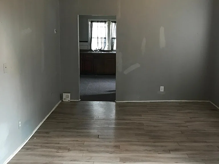 932 W 8th St — Photo 5