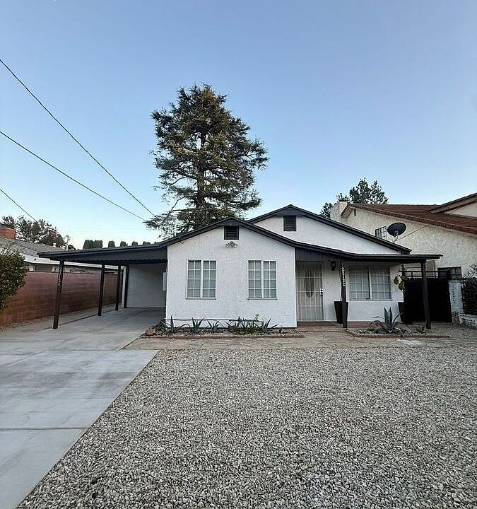 1st image of 22122 Saticoy St