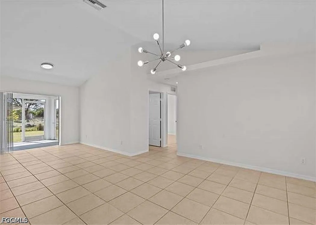 2 bed, 1.0 bath, 1200 sqft, $1,800 — Photo 4