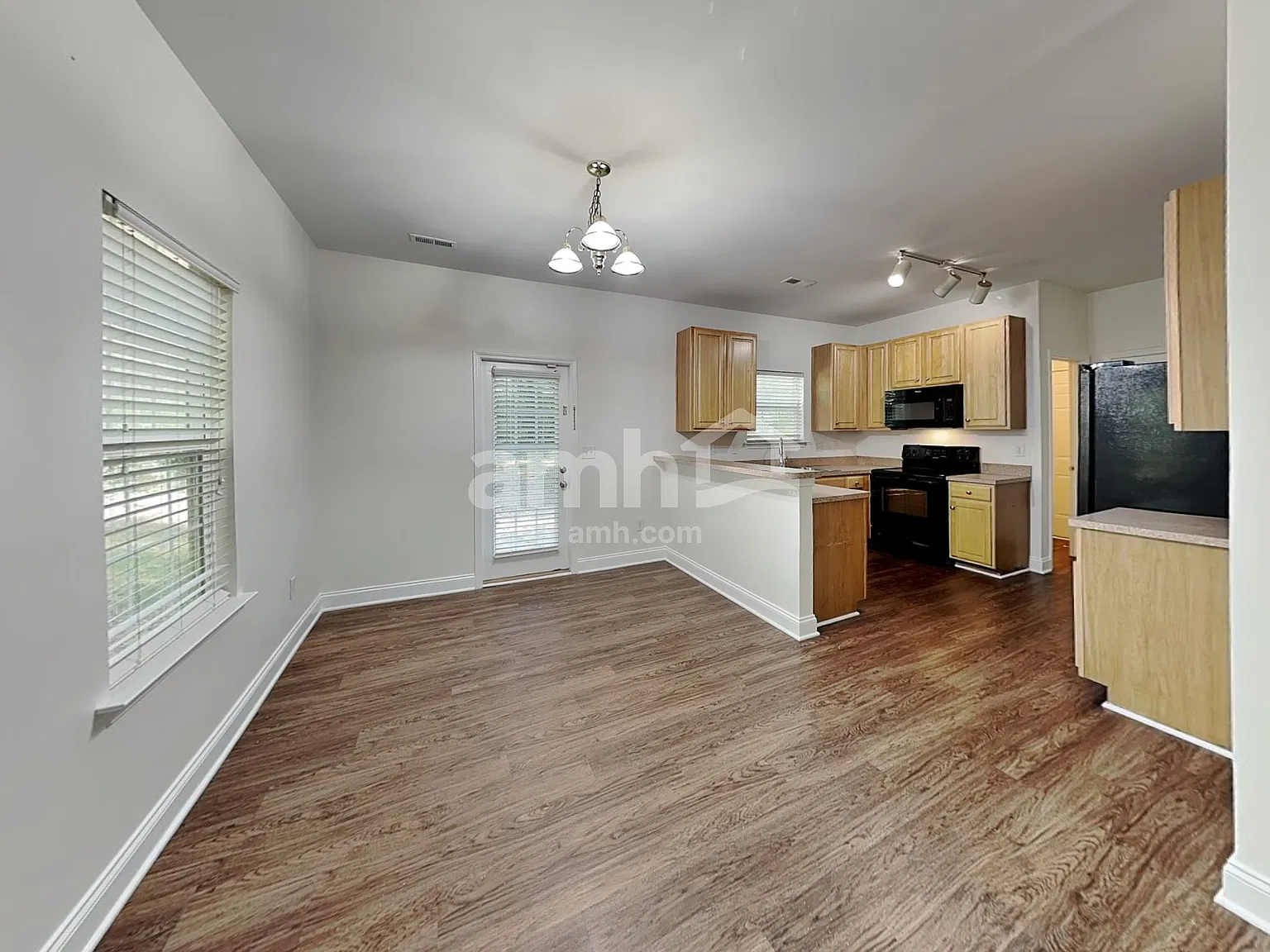 4 bed, 2.5 bath, 1806 sqft, $2,265 — Photo 4