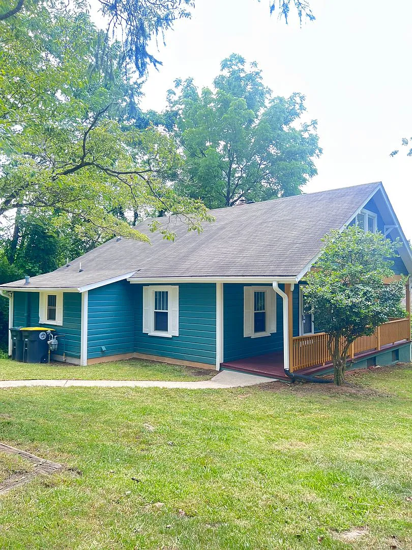 Unique 3 bedroom, 2 bathroom home for rent in Woodfin! — Photo 2