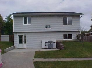 46 Brook Cir, Pella, IA 50219