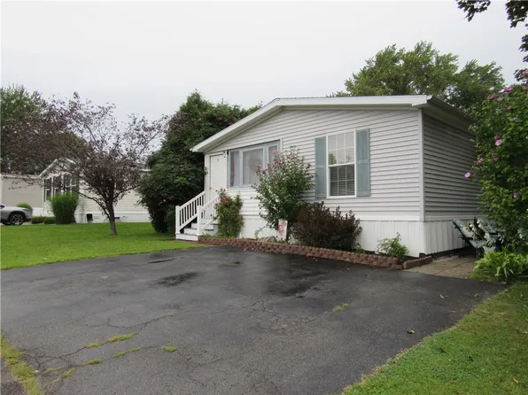 11 Sycamore Dr, Avon, NY 14414