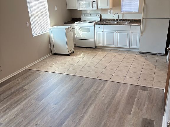 3rd image of 978 S Live Oak Dr APT 6