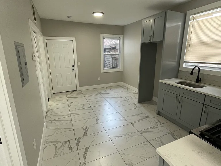 494 S 18th St #4L — Photo 5