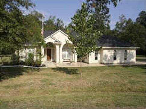 Beautiful 3-bedroom home on 1.09 acres in Montgomery Place!