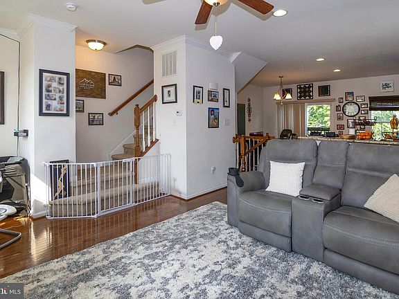 5th image of 14 Village Green Ln