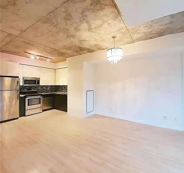 400 Wellington St W #312 — Photo 22