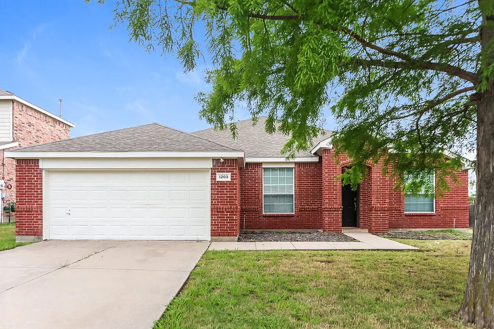 4 bed, 2.0 bath, 2289 sqft, $2,140 — Photo 1