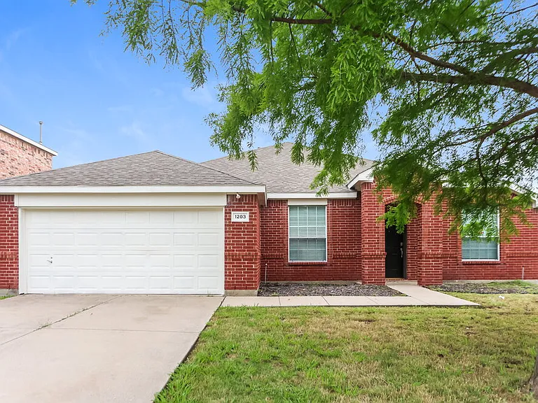 1203 Hampton Dr — Photo 1
