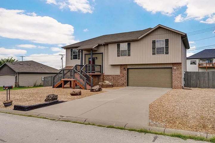 4 bed, 2050 sqft, $2,200 — Photo 2