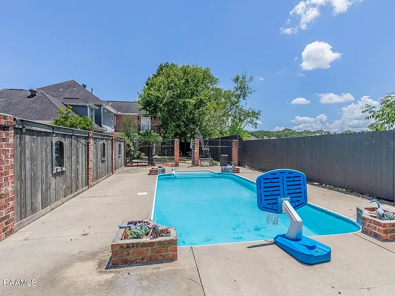 300 Oak Hollow Dr — Photo 50