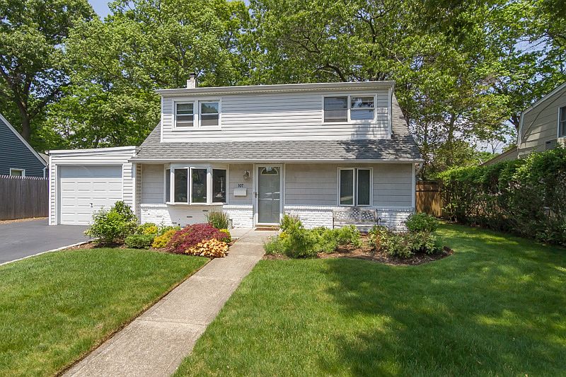 1st image of 107 Connecticut Ave