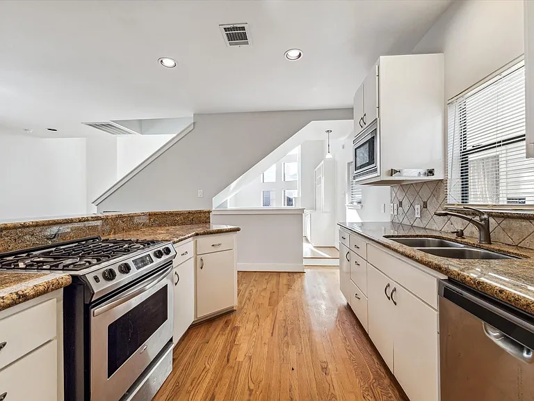 9710 Riddlewood Ln — Photo 6