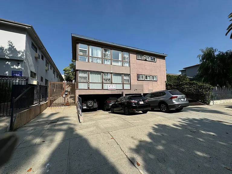 7529 Norton Ave #7 — Photo 14