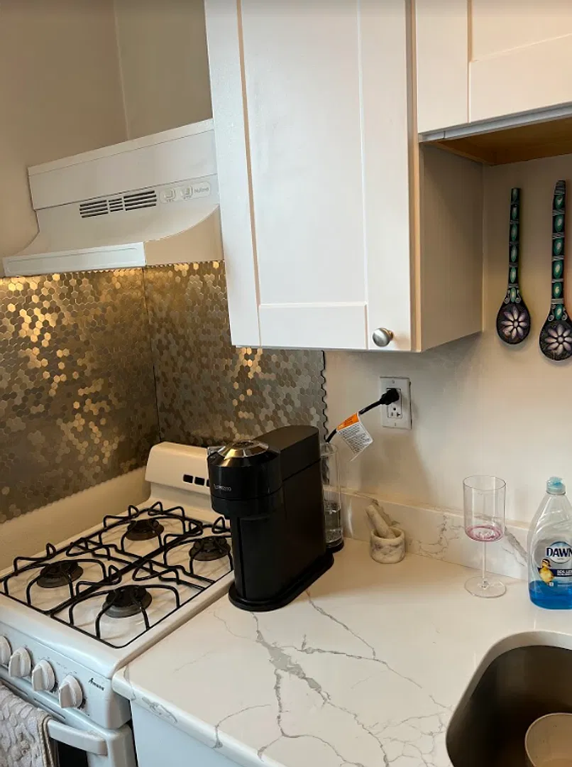 Studio with Heat & Hot Water Included | Steps to the B Line — Photo 4