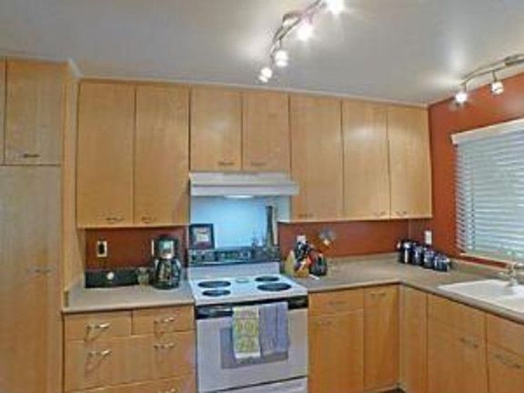 5th image of 1723 NE 179th St APT 1