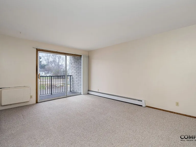 Half Moon Lake Apartments — Photo 17