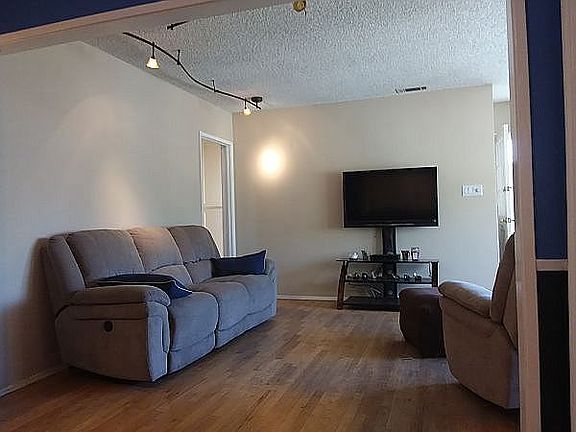 4th image of 4142 Hackett Ave