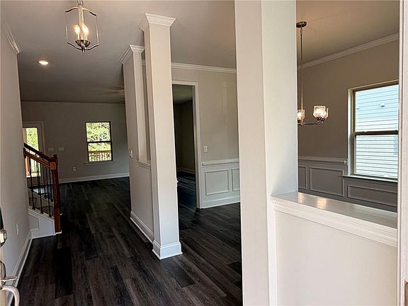 5th image of 450 Magnolia Grove Pl