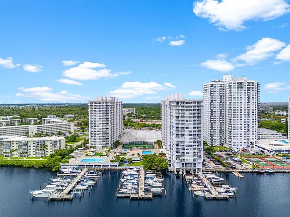 3rd image of 18081 Biscayne Blvd #8-C