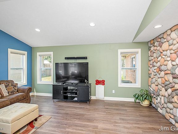 5th image of 309 Vine St SE